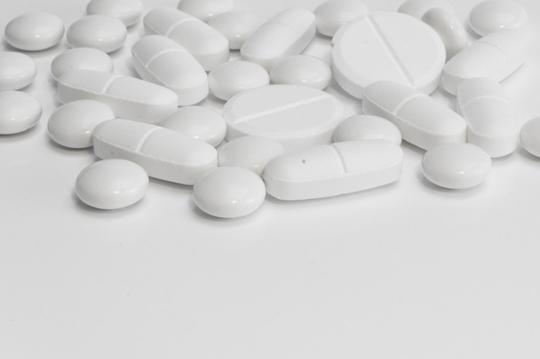 białe tabletki na białym tle - Zdjęcie, obraz