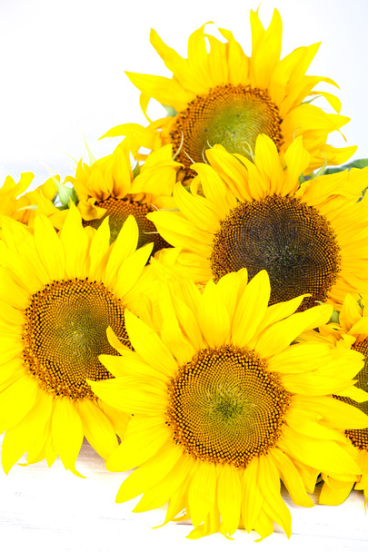 grote gele zonnebloemen in een boeket - Foto, afbeelding