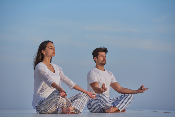 young couple practicing yoga - Foto, afbeelding
