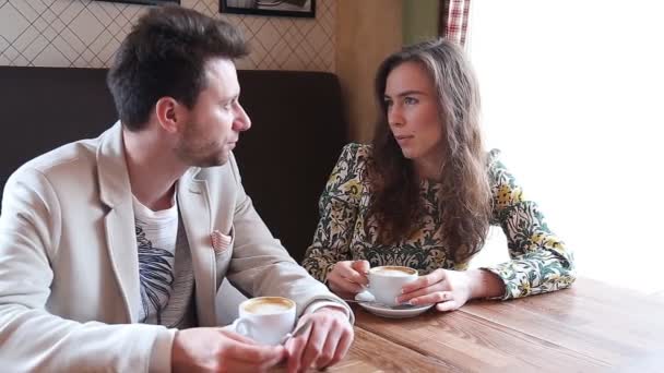 Flirty para w kawiarni - Materiał filmowy, wideo