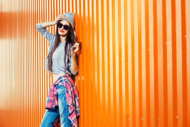 Krásná dívka Bool nad oranžové zdi - Fotografie, Obrázek