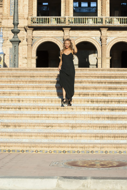 Kaunis nainen portaissa monumentaalinen alueella
 - Valokuva, kuva
