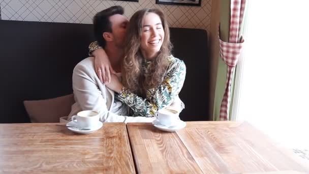 Flirtendes Paar im Café - Filmmaterial, Video
