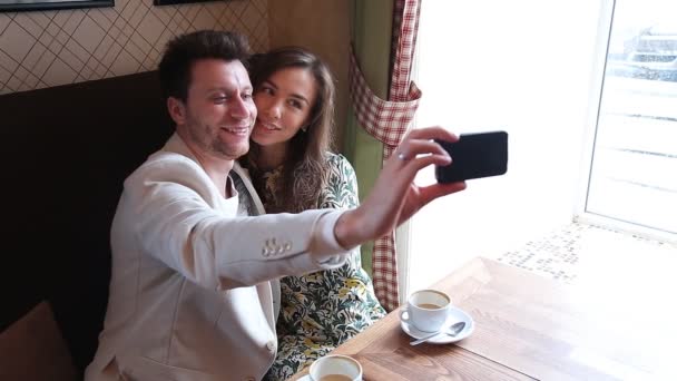 Фото пары, делающей селфи в кафе
 - Кадры, видео