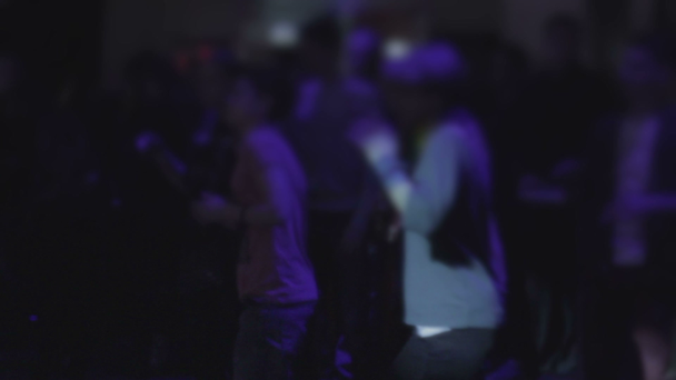 Charmante Mädchen tanzen zu Trance-Musik auf einer Nachtclub-Party, entspannen - Filmmaterial, Video