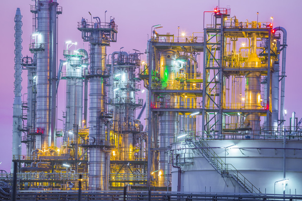 Crepúsculo da planta petrolífera industrial
   - Foto, Imagem