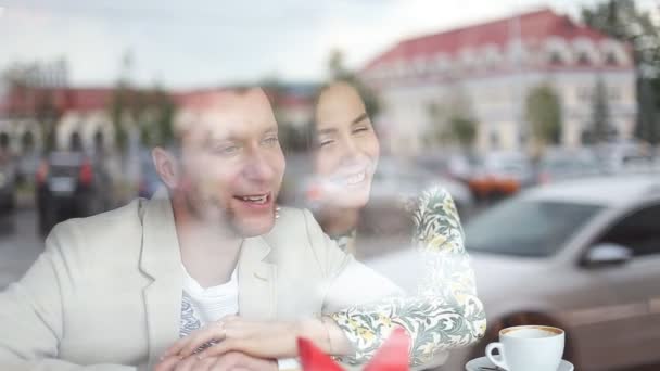 Flirting  couple speak in cafe - Footage, Video
