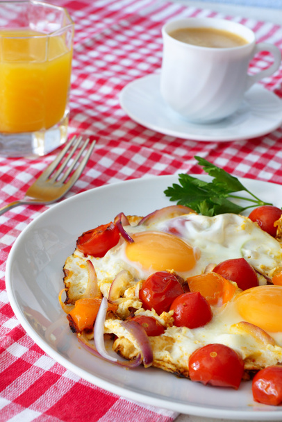 Scrambled eggs with tomatoes, coffee and orange juice - Fotó, kép