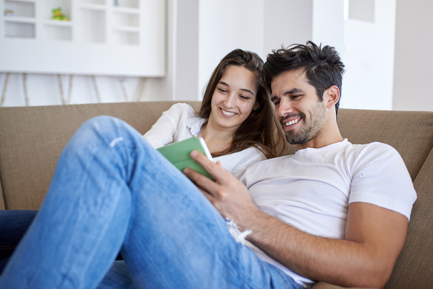 Couple at modern home using tablet computer - Foto, imagen
