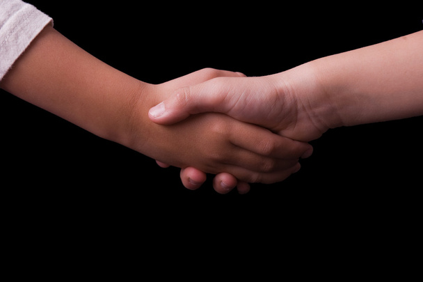 Niños dándose la mano
 - Foto, imagen