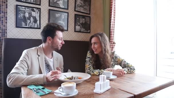 Flirtendes Paar im Café - Filmmaterial, Video