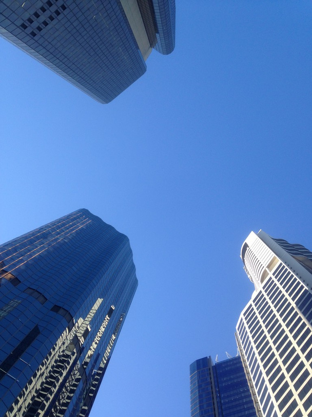 Katso sinistä taivasta nähdäksesi korkeat rahoitusrakennukset
 - Valokuva, kuva