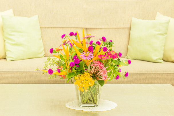 florero de varios tipos de flores en la moderna sala de estar Cream
  - Foto, imagen