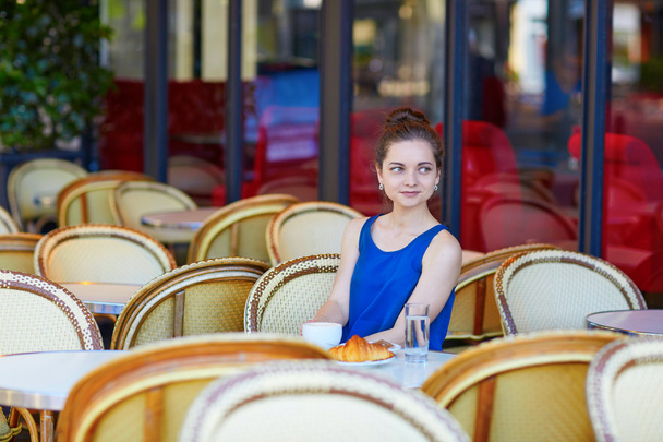 Beautiful young Parisian woman in cafe - Foto, Imagen