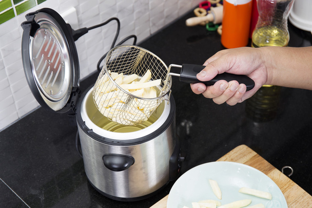 Szakács készített nyers burgonya  - Fotó, kép