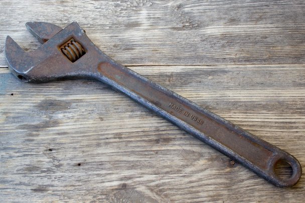 Old vintage retro used open-end wrenches on wooden table, rusty wrench Soviet-made - Foto, afbeelding