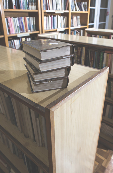 livres anciens dans la bibliothèque - Photo, image