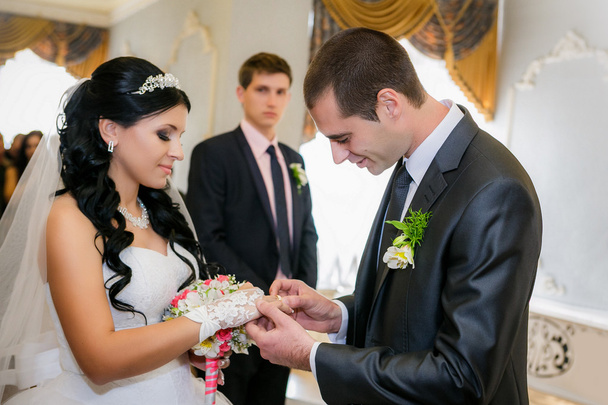 Groom newlyweds wears ring bride during wedding ceremony - Φωτογραφία, εικόνα