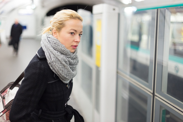 Giovane donna sulla piattaforma della stazione della metropolitana
. - Foto, immagini