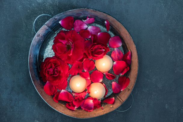 Červené růže s lístky a svíčky - Fotografie, Obrázek