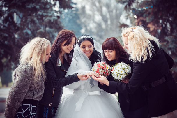 novia muestra el anillo de bodas a las novias
 - Foto, Imagen