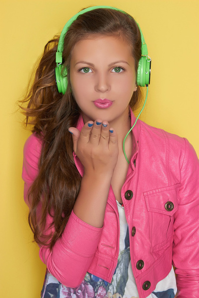 teen girl in pink listening music - Fotografie, Obrázek