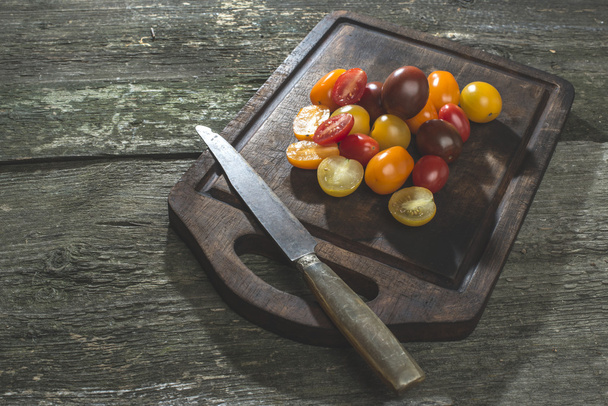 tomatoes on wooden board and knife - Φωτογραφία, εικόνα