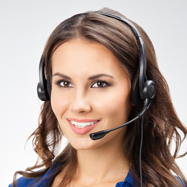 souriant jeune opérateur de téléphone de soutien féminin, avec copyspace, sur
  - Photo, image