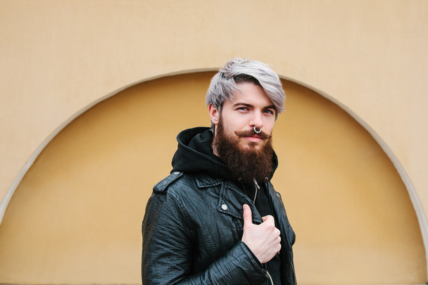 Bearded hipster with nose ring in leather jacket - Foto, Bild