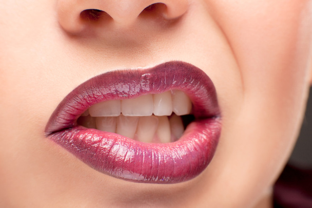 Perfect glanzend vrouw lippen close-up - Foto, afbeelding
