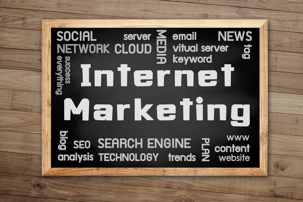 Conceito de marketing na Internet em chalkboard e fundo com madeira marrom prancha parede textura
 - Foto, Imagem