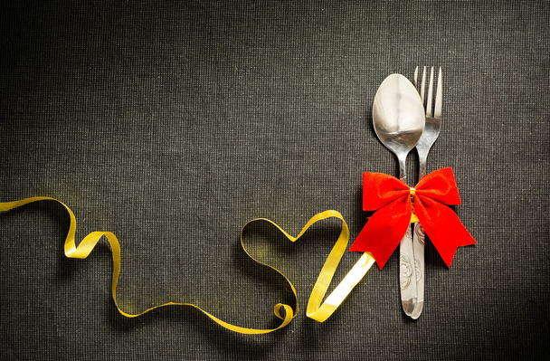 Fourchette et cuillère avec ruban et forme de coeur
 - Photo, image