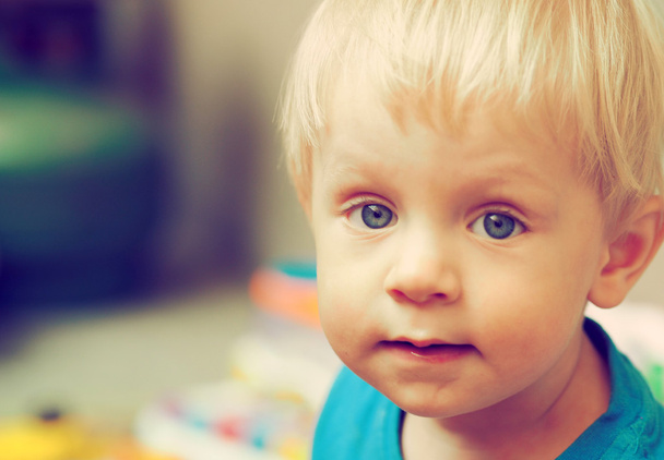 Niño feliz con ojos azules
 - Foto, imagen