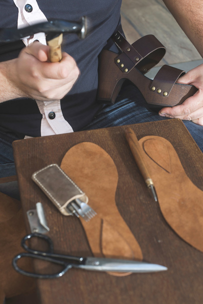shoemaker's hands making shoes  - Foto, imagen