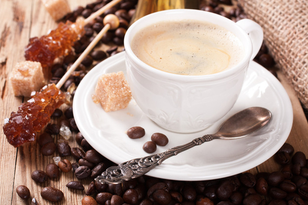 Espresso kahvikuppi ja kahvipannu
  - Valokuva, kuva