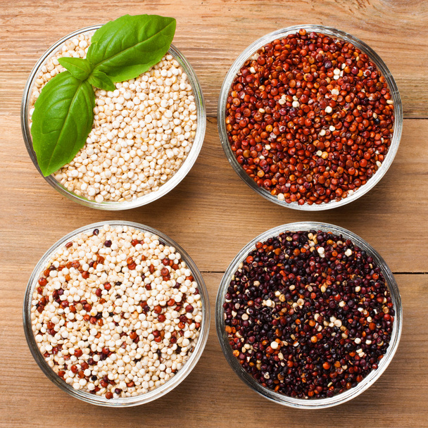 Grains de quinoa bruts blancs, rouges, noirs et mélangés
 - Photo, image