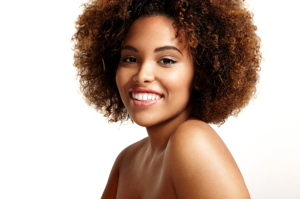 mujer con afro estilo de pelo sonriente
 - Foto, Imagen