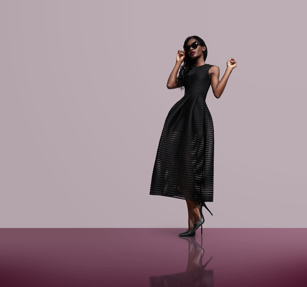 modelo con vestido negro posando
 - Foto, Imagen