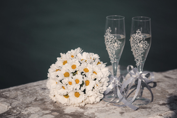 Красиві свіжі квіти букет і два келихи шампанського
 - Фото, зображення