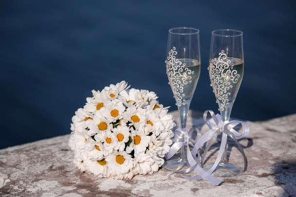 Красиві свіжі квіти букет і два келихи шампанського
 - Фото, зображення