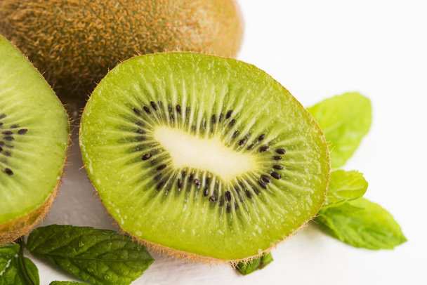 Juicy kiwi fruit and freas mint leaves - Foto, Imagen