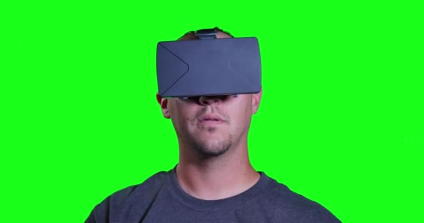 Een man in een virtuele realiteit masker kijkt rond en zijn omgeving manipuleert. - Video