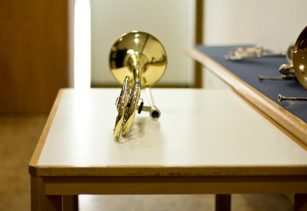 Trombón. Instrumento de viento. Trombón dorado sobre una mesa blanca. Música
. - Foto, Imagen