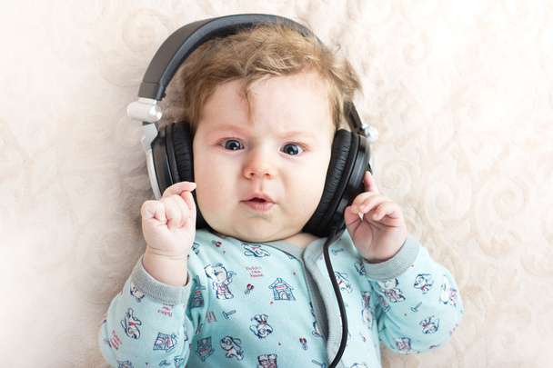 Lustiges Baby mit großen Kopfhörern. Porträt eines kleinen Jungen. Niedliches Kind. - Foto, Bild
