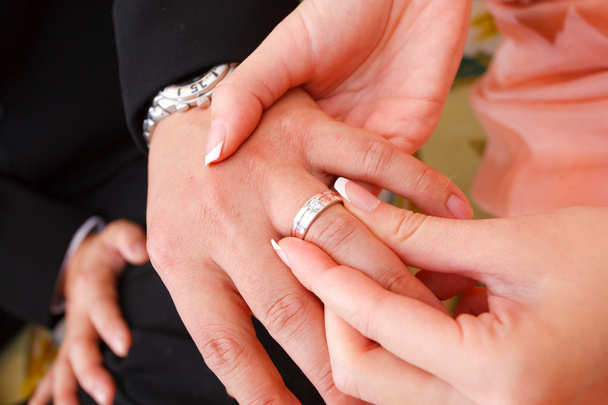 обручальное кольцо пара мужчина женщина любовь помолвка концепция
 - Фото, изображение