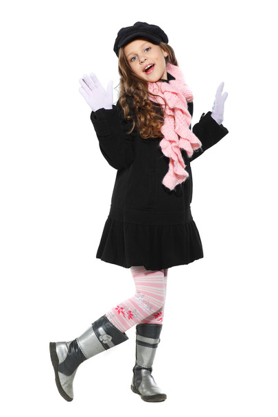 ένα όμορφο κοριτσάκι που είναι στο φθινόπωρο ρούχα, απομονωμένη σε ένα λευκό αμουδερές - Φωτογραφία, εικόνα