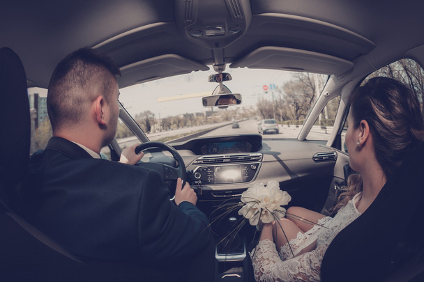 couple heureux conduisant dans la voiture - Photo, image