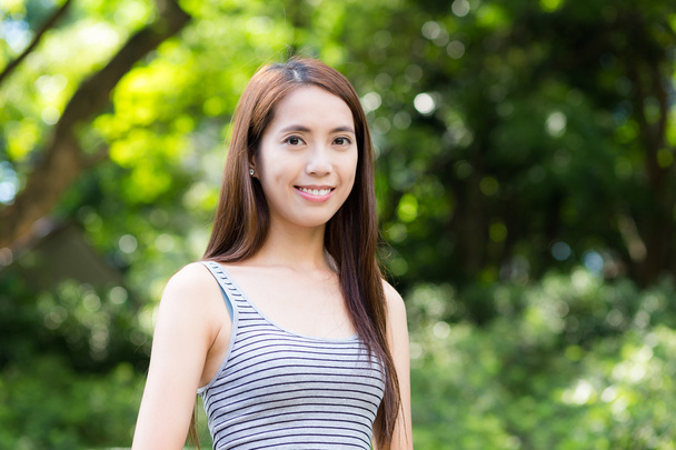 Asiática jovem mulher ao ar livre
 - Foto, Imagem