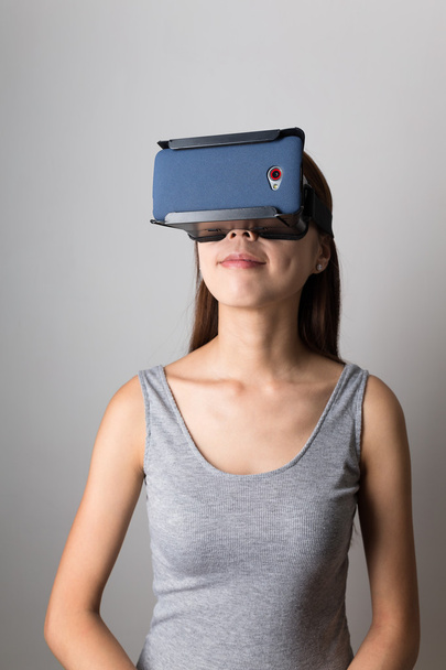 Vrouw met behulp van de virtuele werkelijkheid apparatuur - Foto, afbeelding