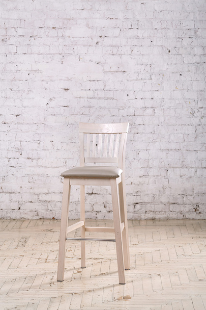 部屋の中の白い椅子 - 写真・画像